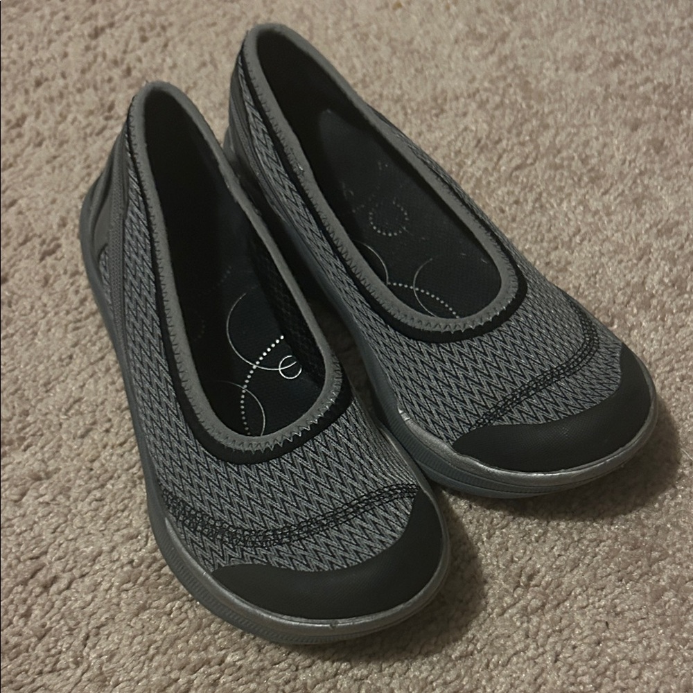 Bzees Women's Black and Gray Slip-On Flats